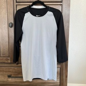 Small Nike Baseball shirt with 3/4 sleeve. Gray/Balck